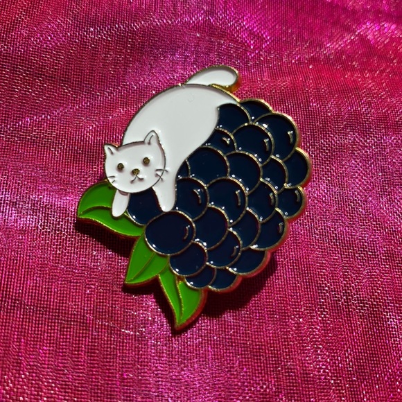 🐱 BlackBerry Kitten Enamel Pin - Picture 2 of 5